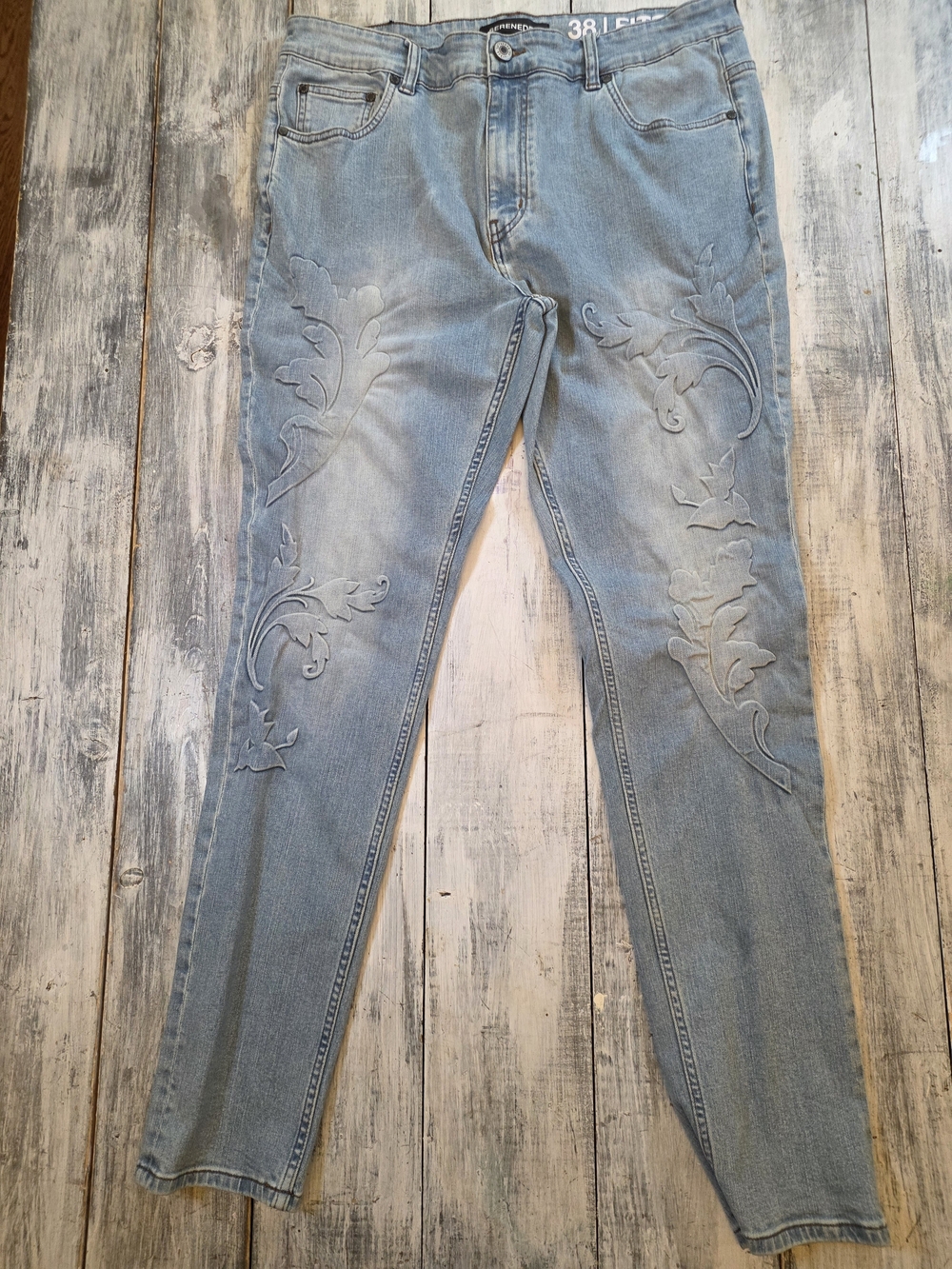 Serenede 'Rome' Men's Slim Light Blue Jeans with 3D Grape Vine Detail sz 38x31